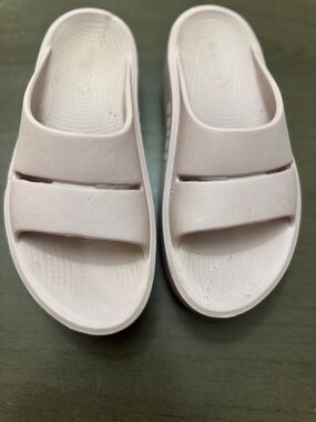 OOFOS Women's Slide Sandals in Pale Pink